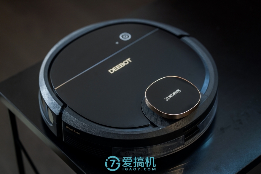 (配件一览:充电底座,4 个刷头,清洁液,2 个抹布)