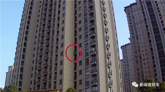 吓人!6岁男孩身体悬空在11楼阳台外,家人正在