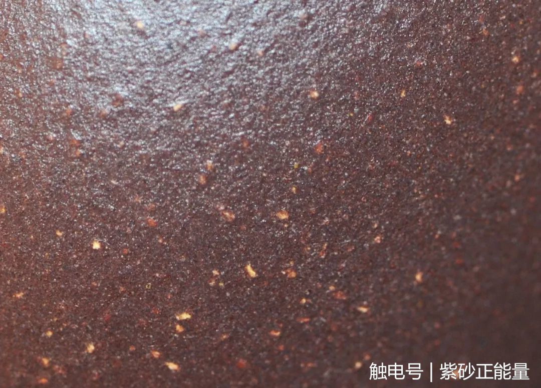 3微米左右.这两种气孔便是紫砂材质特有的双重气孔.