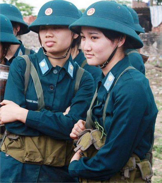 数千名被俘的越南女兵哭诉,最害怕解放军做这事让她们