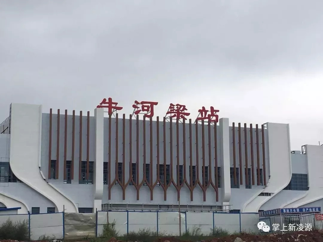 京沈高铁牛河梁站(凌源南站)建设最新画面,家乡高铁站已美成