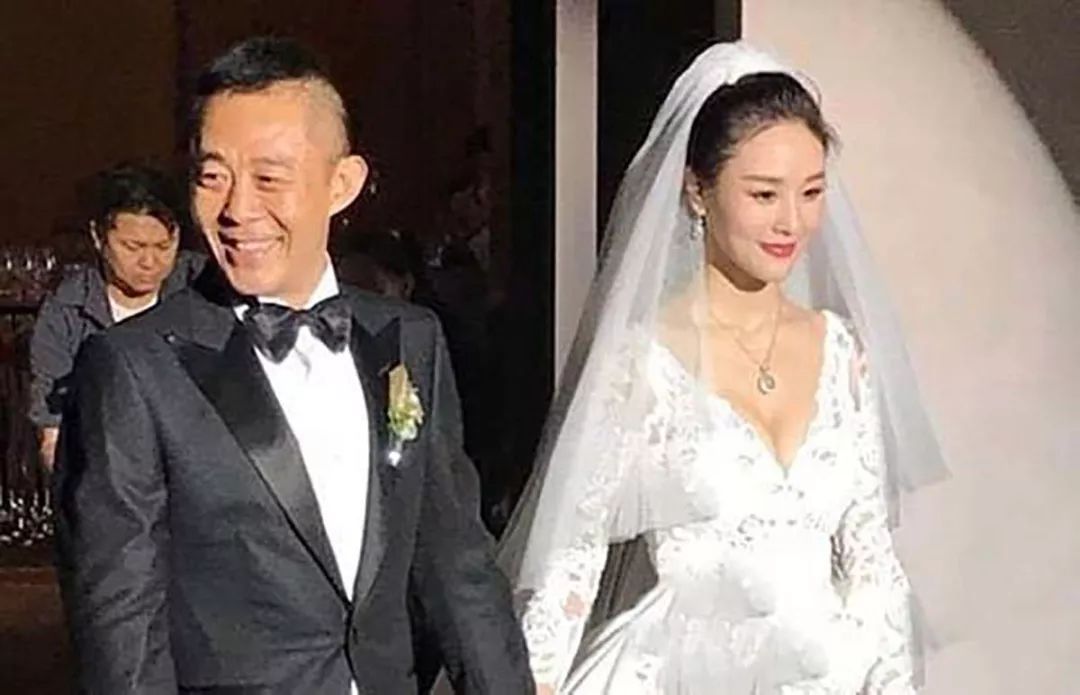 都是51岁差距却很大,张信哲未婚,他已"三娶"娇妻