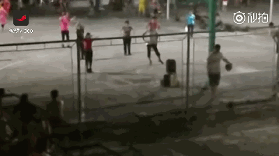 录制该视频的学生表示,大妈霸占球场的情况已经持续了大概两个月